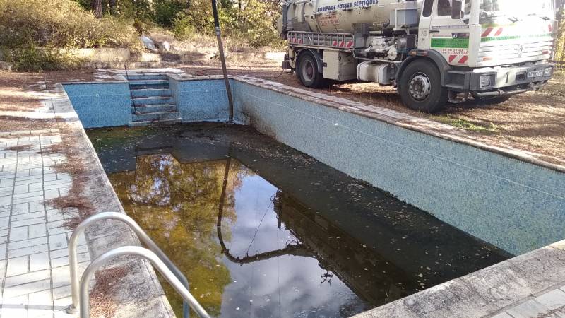 Vidange d'une piscine avant intervention