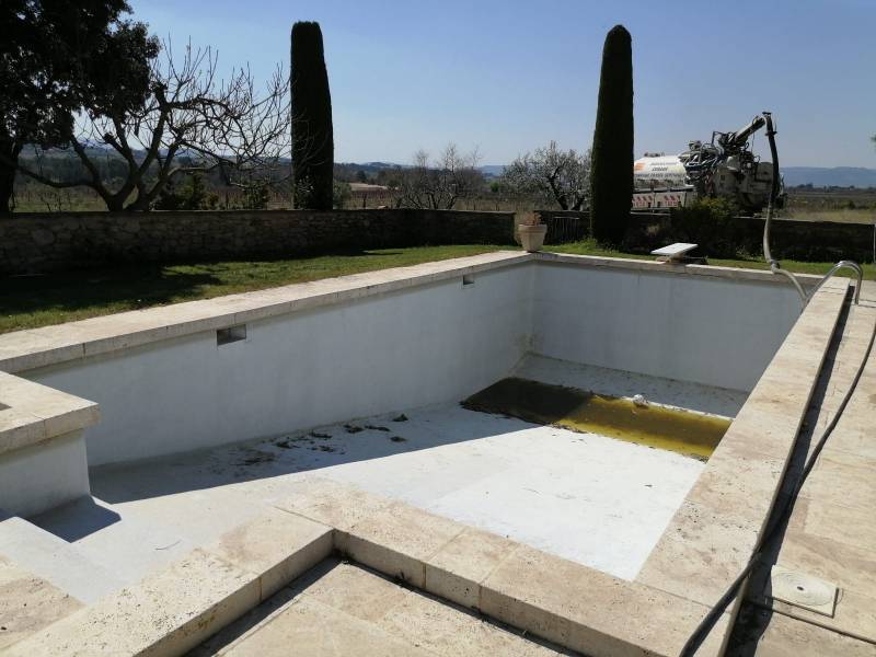 Vue de la piscine avant nettoyage